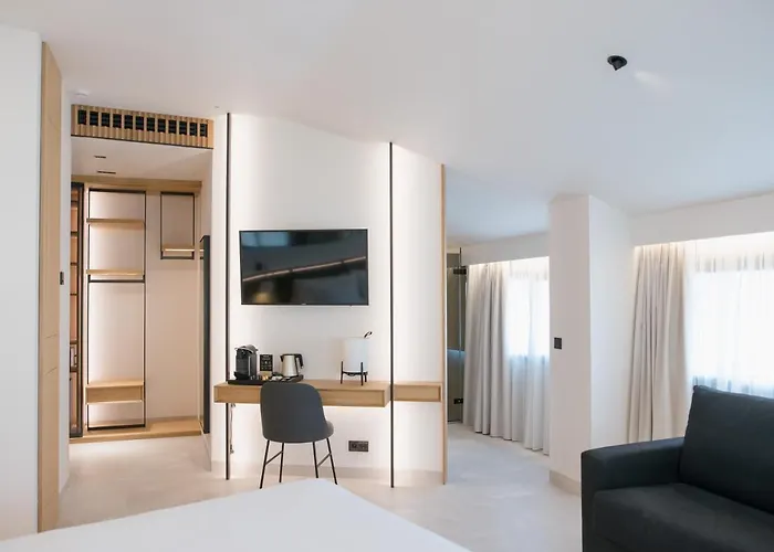 Hotel Myr Puerta Serranos 4*